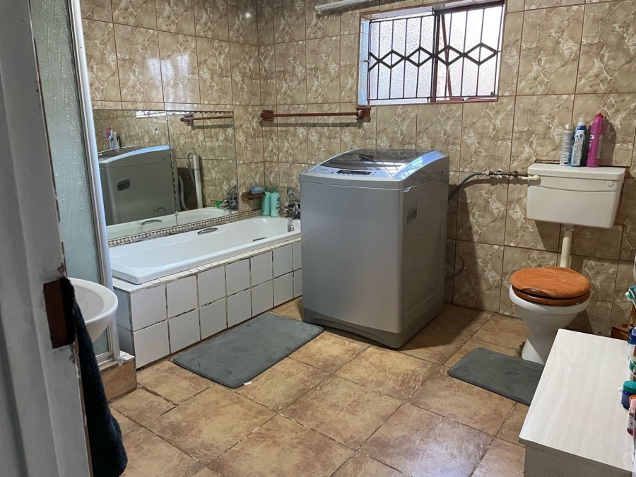 3 Bedroom Property for Sale in Molifi Tau Kloof Free State